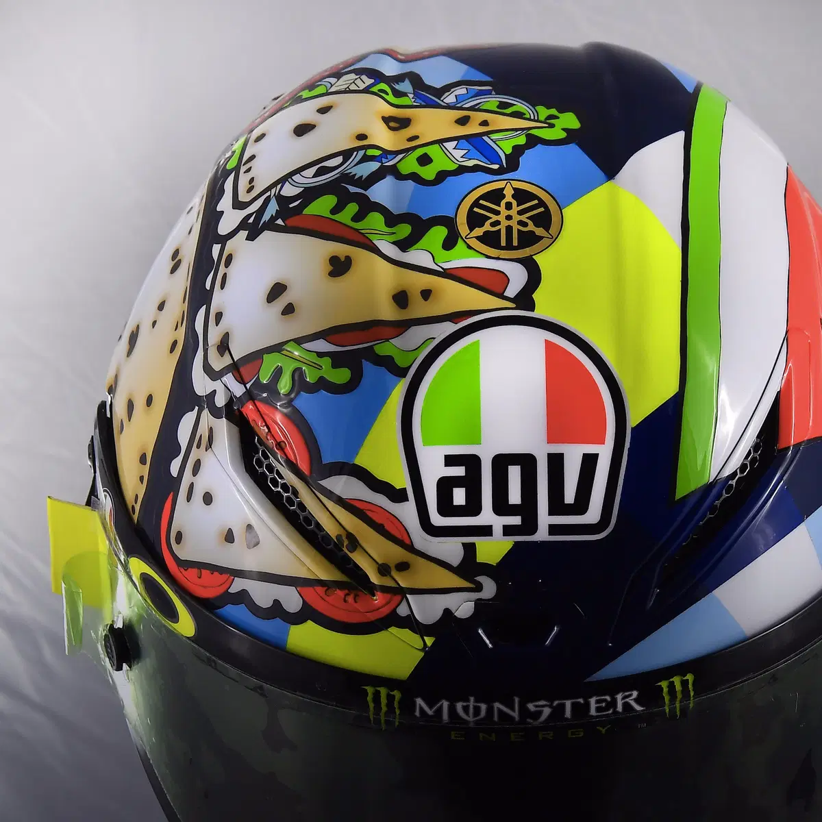 Valentino Rossi: un casco per... mangiarsi Misano (11)