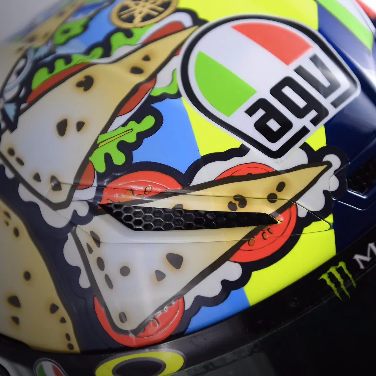 Valentino Rossi: un casco per... mangiarsi Misano (12)