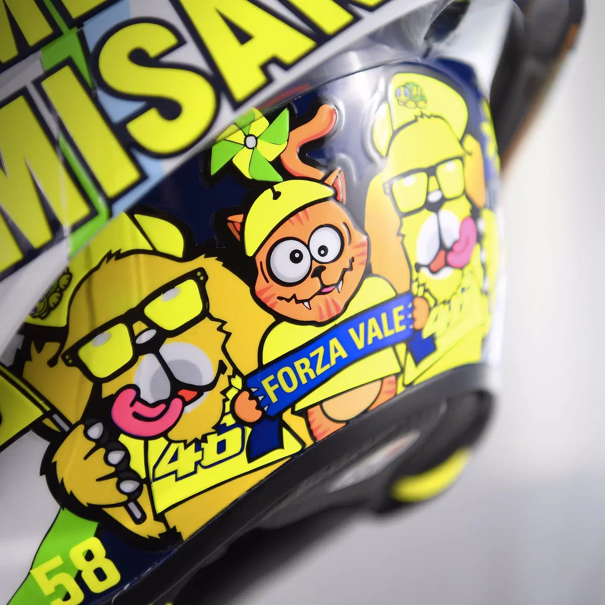 Valentino Rossi: un casco per... mangiarsi Misano (15)