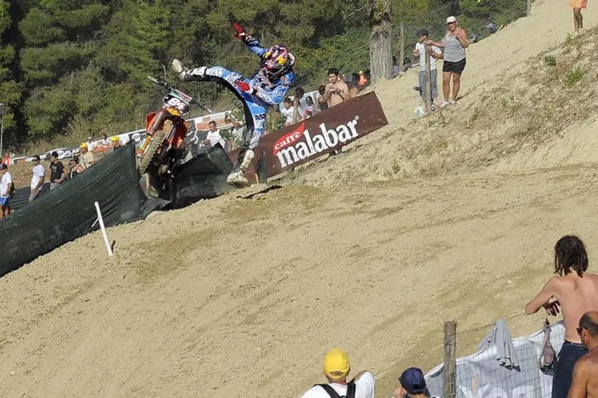 Fotogallery Fermo 2011: la caduta di Herlings (3)
