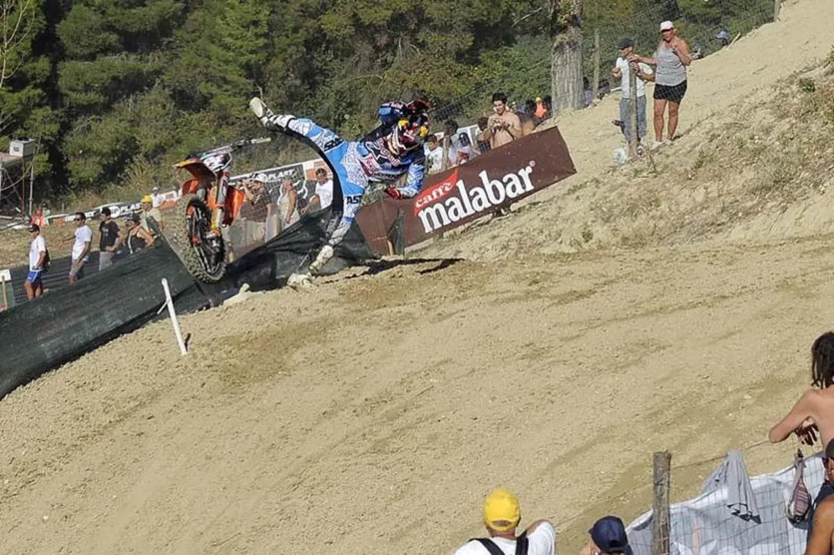 Fotogallery Fermo 2011: la caduta di Herlings (4)