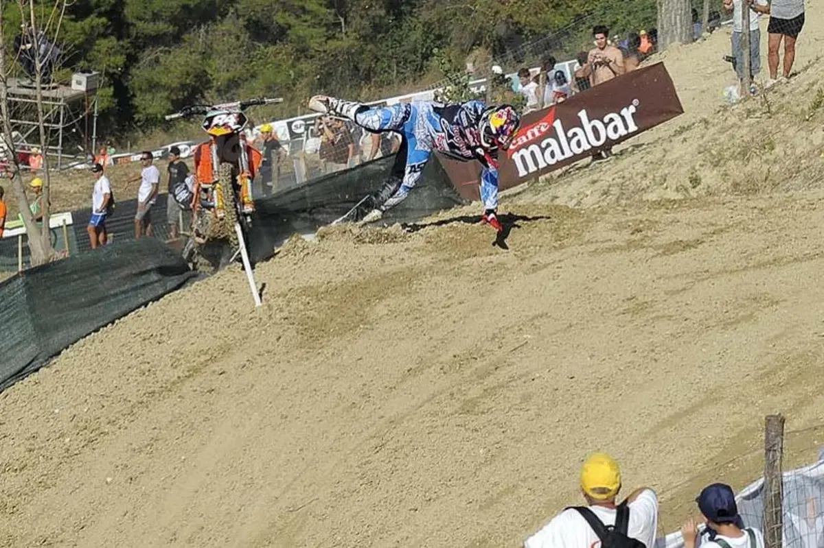 Fotogallery Fermo 2011: la caduta di Herlings (5)