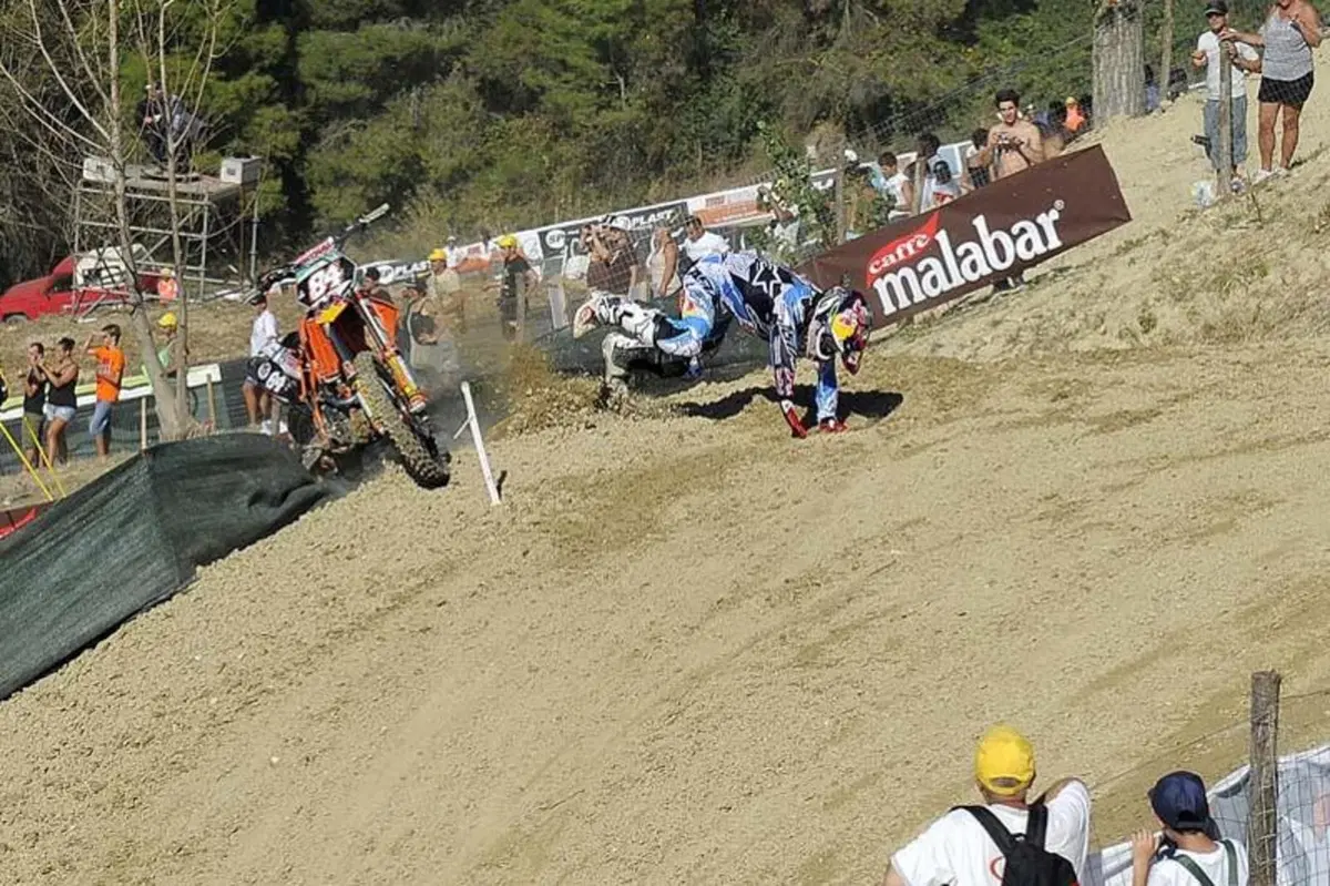 Fotogallery Fermo 2011: la caduta di Herlings (6)