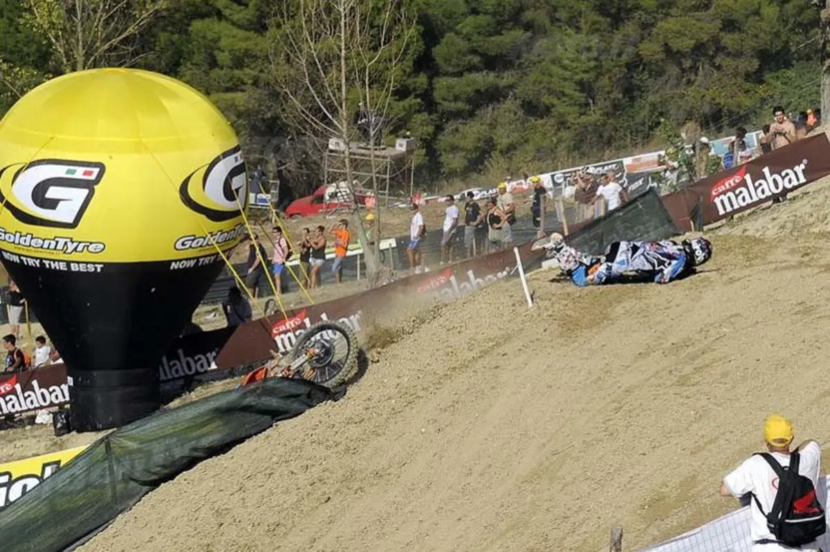 Fotogallery Fermo 2011: la caduta di Herlings (8)