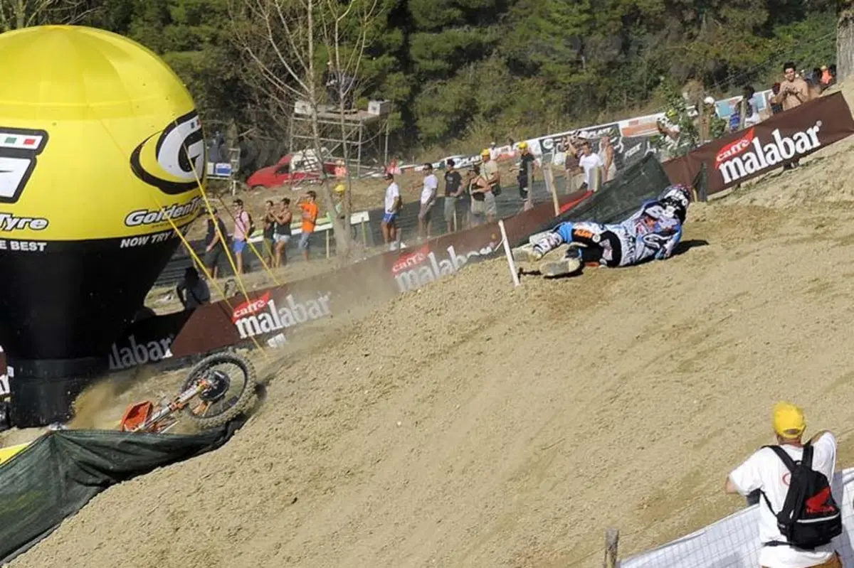 Fotogallery Fermo 2011: la caduta di Herlings (9)