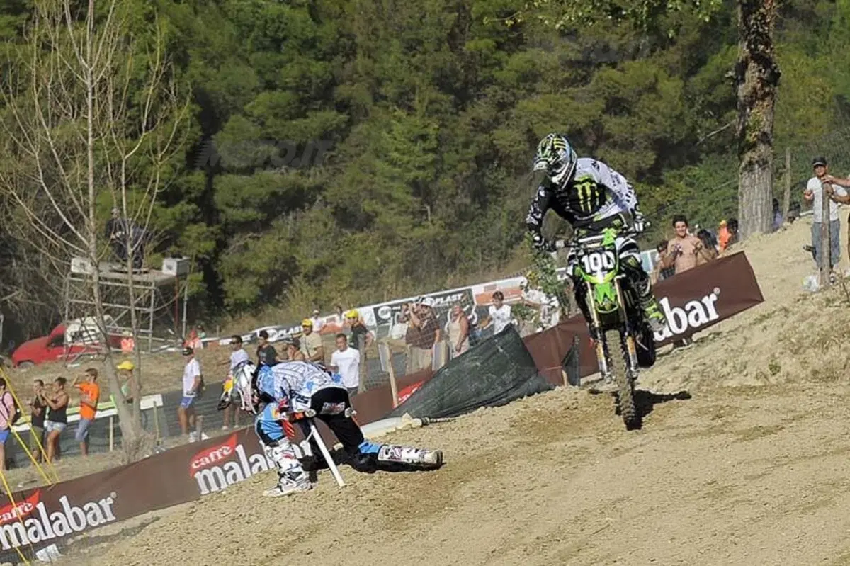 Fotogallery Fermo 2011: la caduta di Herlings (11)