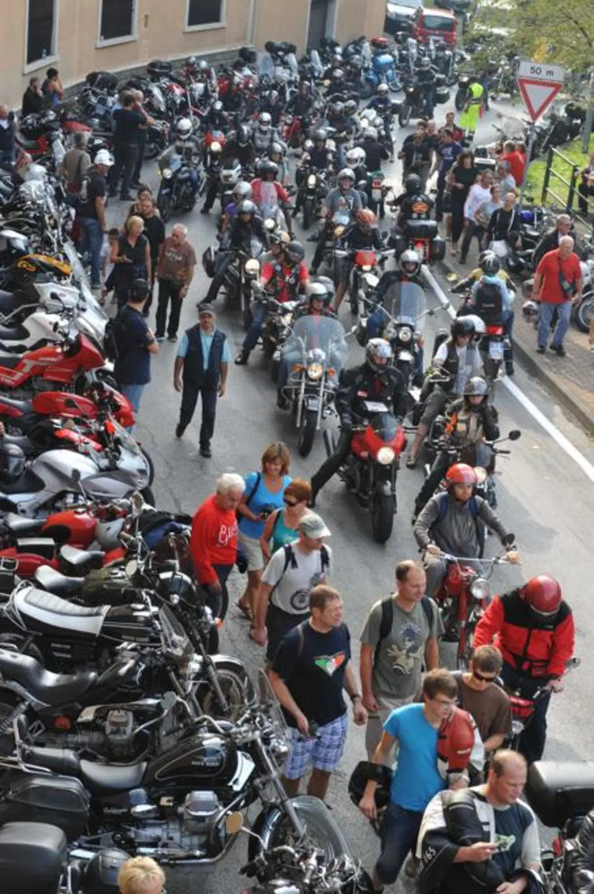 GMG 2011: oltre 20.000 a Mandello per festeggiare i 90 anni Moto Guzzi (4)