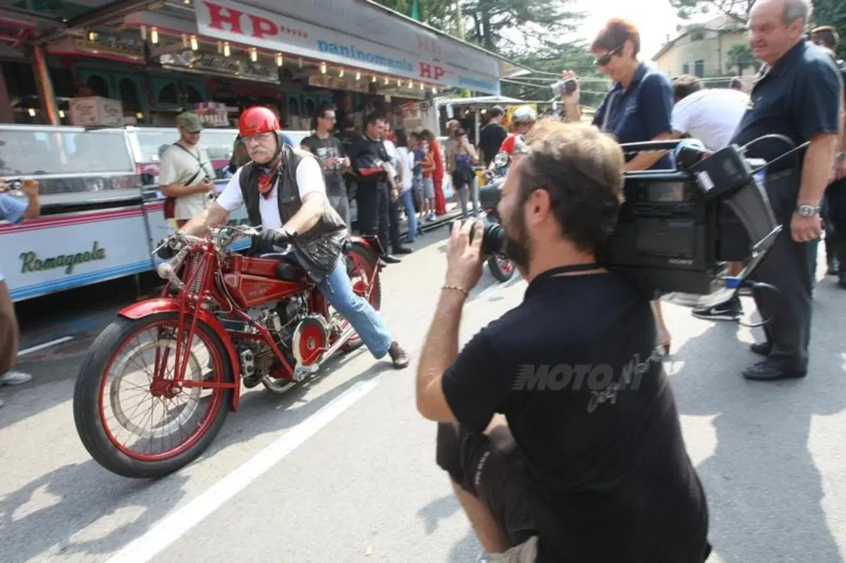 GMG 2011: oltre 20.000 a Mandello per festeggiare i 90 anni Moto Guzzi (13)