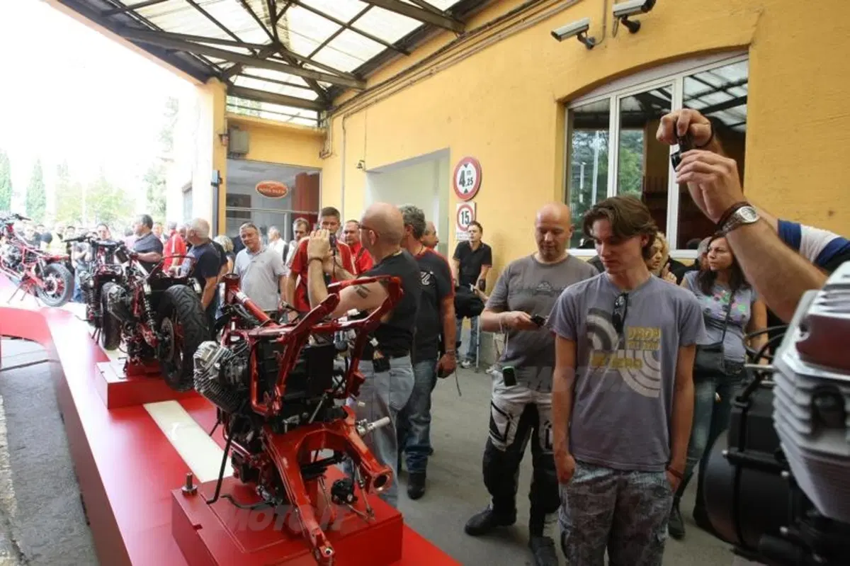 GMG 2011: oltre 20.000 a Mandello per festeggiare i 90 anni Moto Guzzi (26)