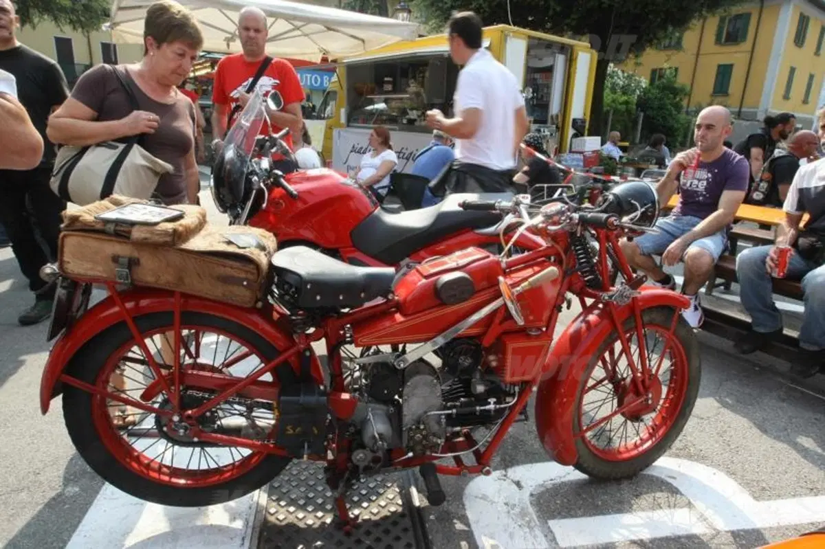 GMG 2011: oltre 20.000 a Mandello per festeggiare i 90 anni Moto Guzzi (39)