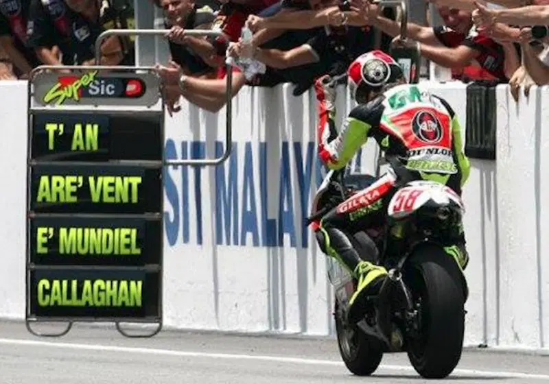 La tabella di segnalazione di Simoncelli, con quel "Callaghan" che Suzuki ha adottato come nome sulla tuta