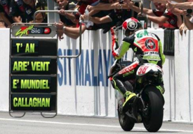 La tabella di segnalazione di Simoncelli, con quel Callaghan che Suzuki ha adottato come nome sulla tuta