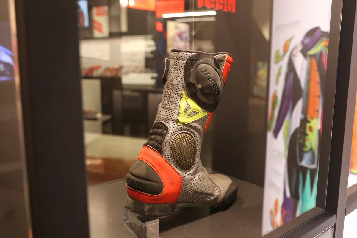 Dainese: storia della protezione/3. Il concetto testa-piedi (2)