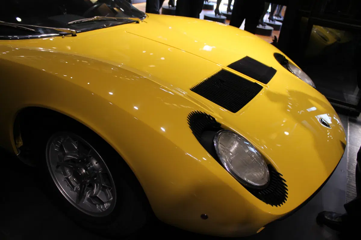 Pirelli: moda, tradizione e tecnologia nel primo flagship store a Milano (3)