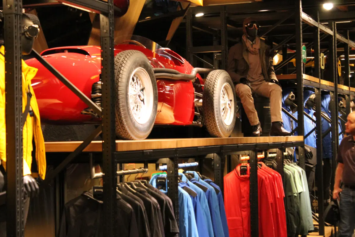 Pirelli: moda, tradizione e tecnologia nel primo flagship store a Milano (10)