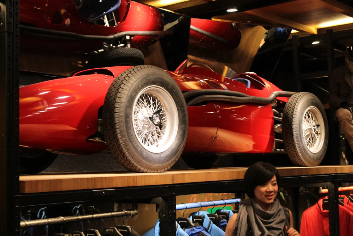 Pirelli: moda, tradizione e tecnologia nel primo flagship store a Milano (11)