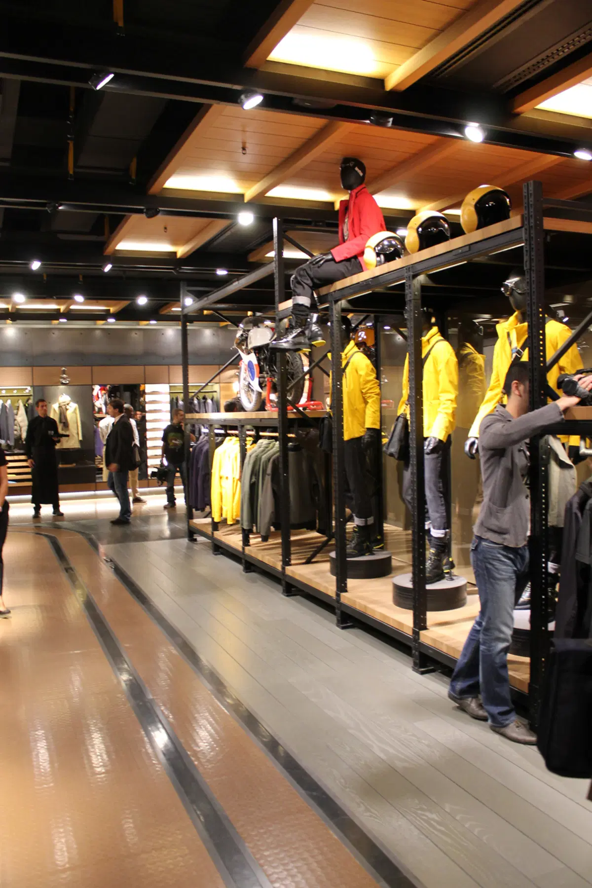 Pirelli: moda, tradizione e tecnologia nel primo flagship store a Milano (15)