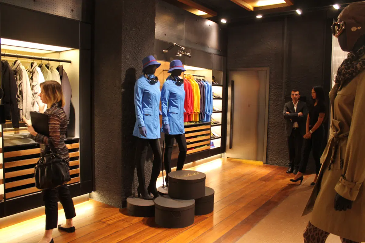 Pirelli: moda, tradizione e tecnologia nel primo flagship store a Milano (16)