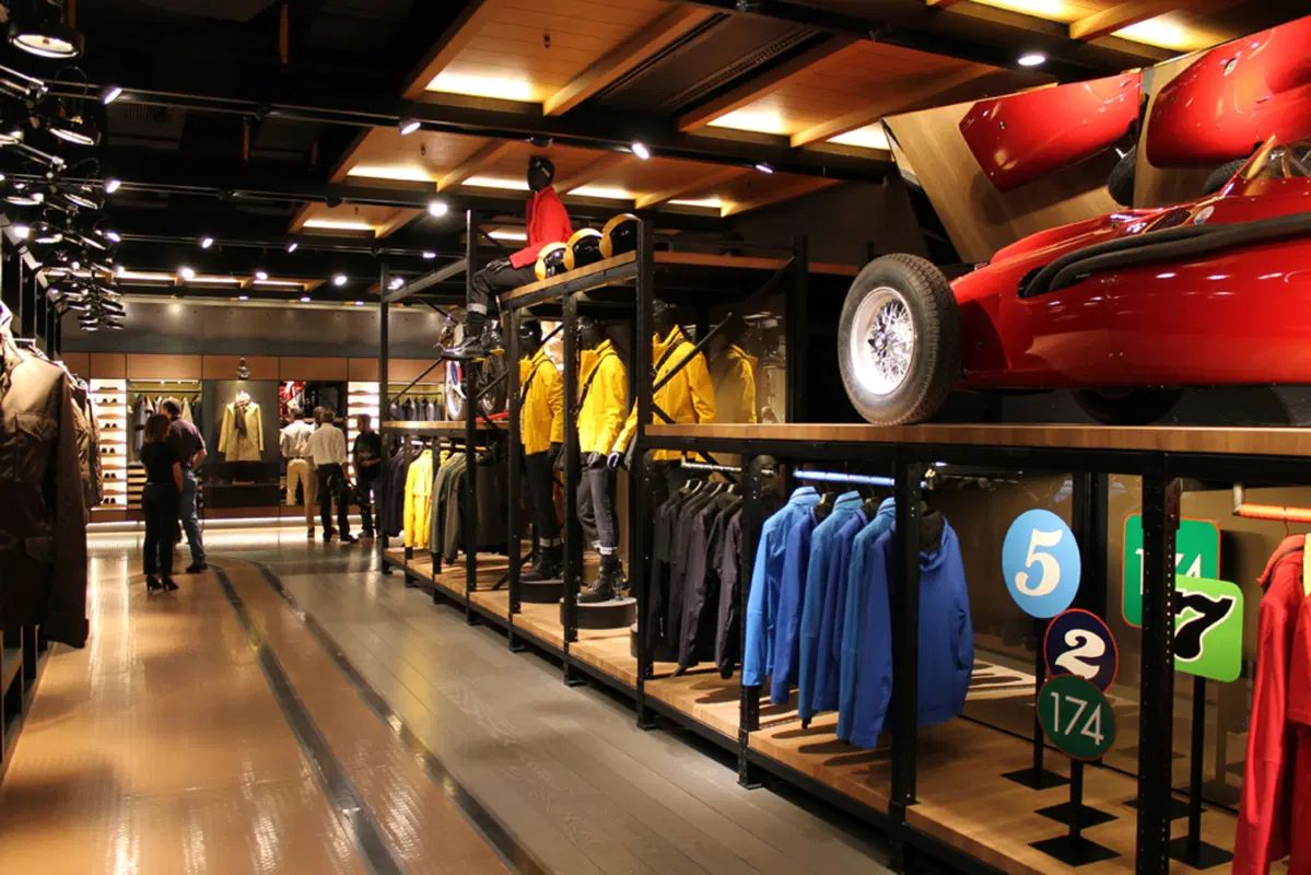 Pirelli: moda, tradizione e tecnologia nel primo flagship store a Milano (17)