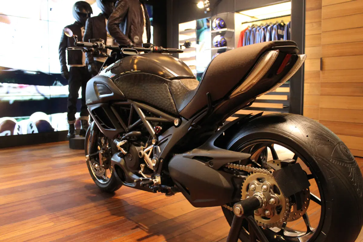 Pirelli: moda, tradizione e tecnologia nel primo flagship store a Milano (36)