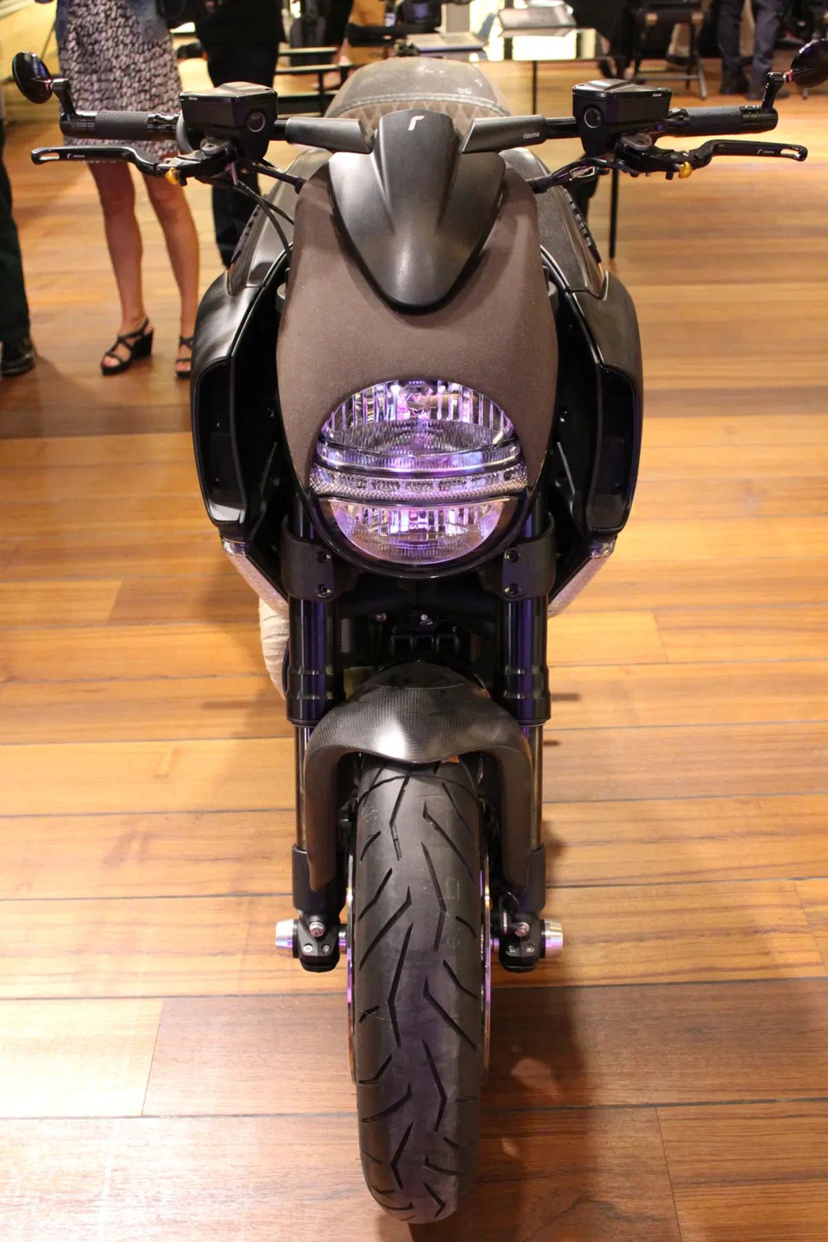 Pirelli: moda, tradizione e tecnologia nel primo flagship store a Milano (40)
