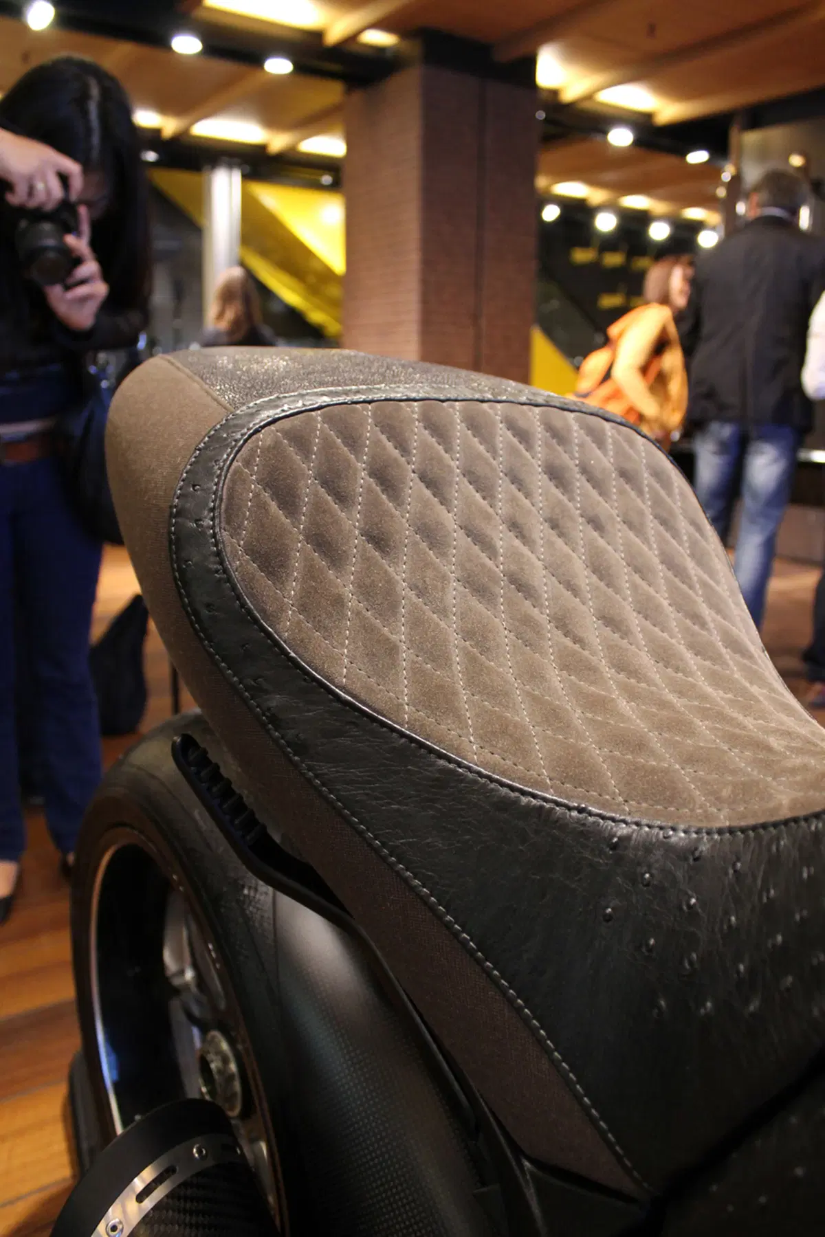 Pirelli: moda, tradizione e tecnologia nel primo flagship store a Milano (47)