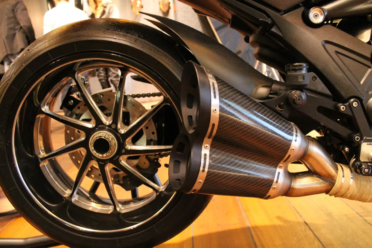 Pirelli: moda, tradizione e tecnologia nel primo flagship store a Milano (48)