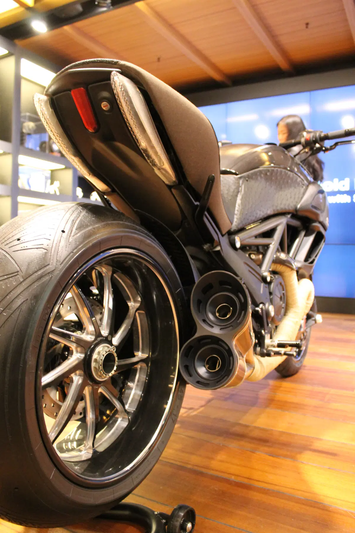 Pirelli: moda, tradizione e tecnologia nel primo flagship store a Milano (49)