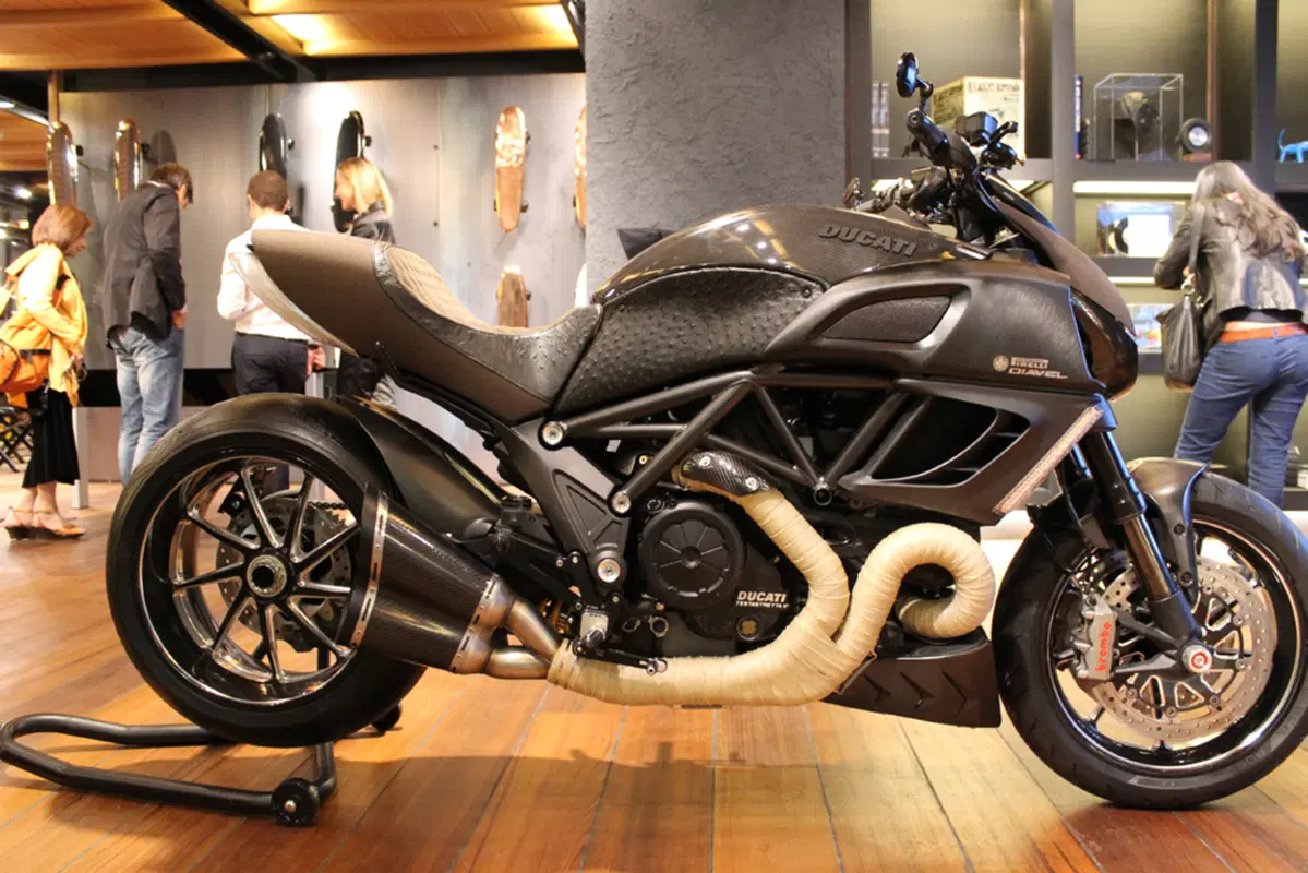Pirelli: moda, tradizione e tecnologia nel primo flagship store a Milano (50)
