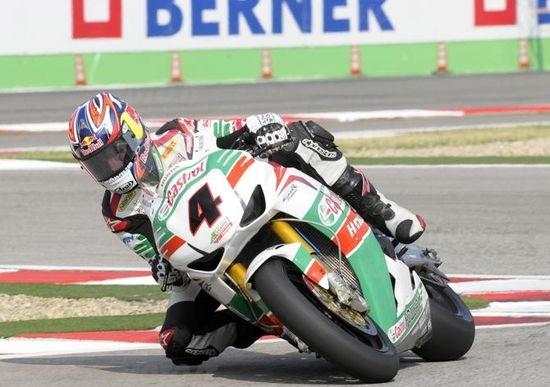 Rea è il più veloce nelle qualifiche del venerdì a Imola