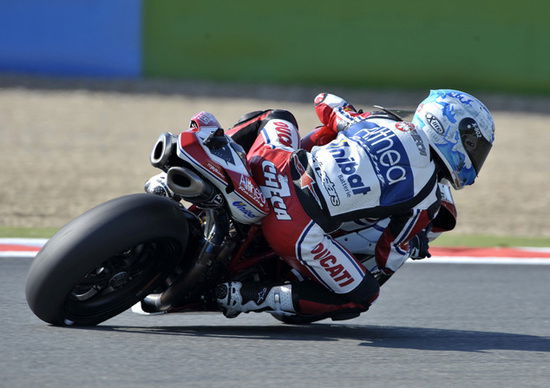 Checa domina nelle libere a Magny Cours