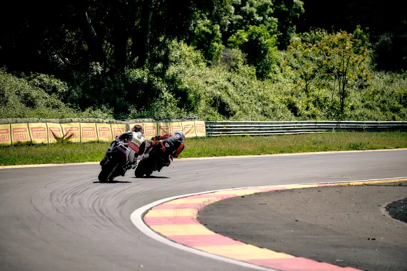 Le due V4 in pista