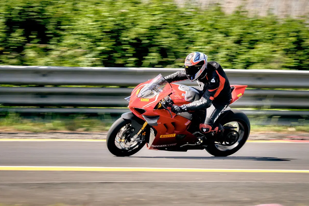 Ducati Panigale V4R vs Honda RC30 SBK. Generazioni a confronto