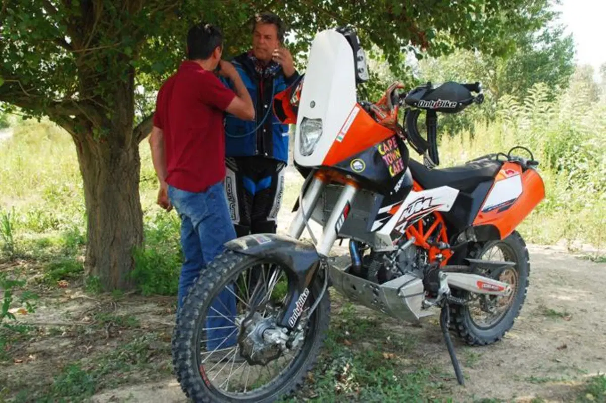 KTM 690 Enduro R, special da deserto (2)