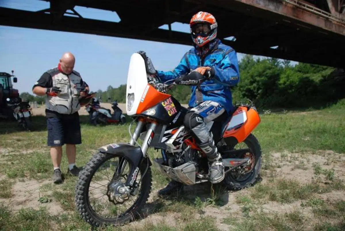 KTM 690 Enduro R, special da deserto (9)