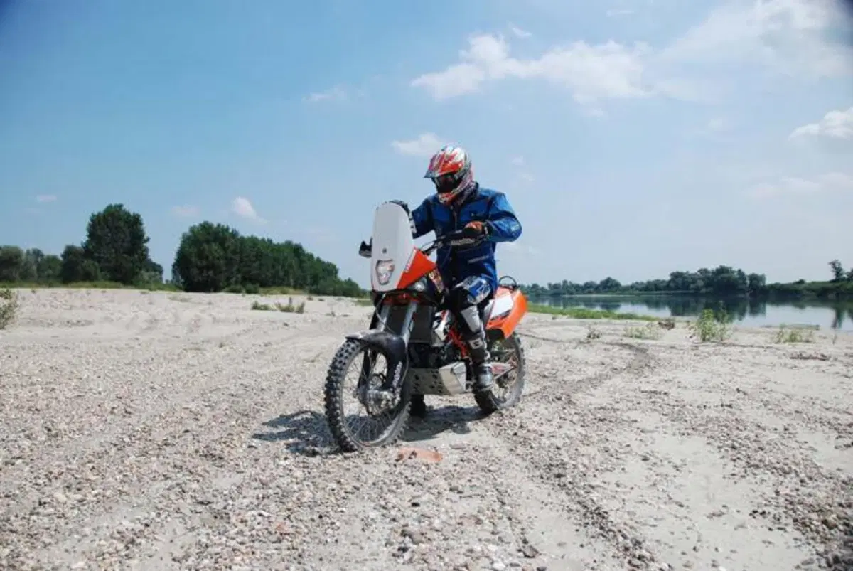 KTM 690 Enduro R, special da deserto (11)