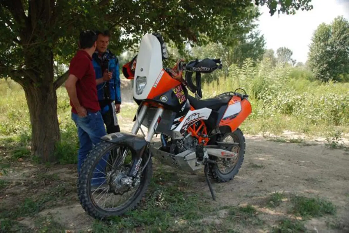 KTM 690 Enduro R, special da deserto (15)
