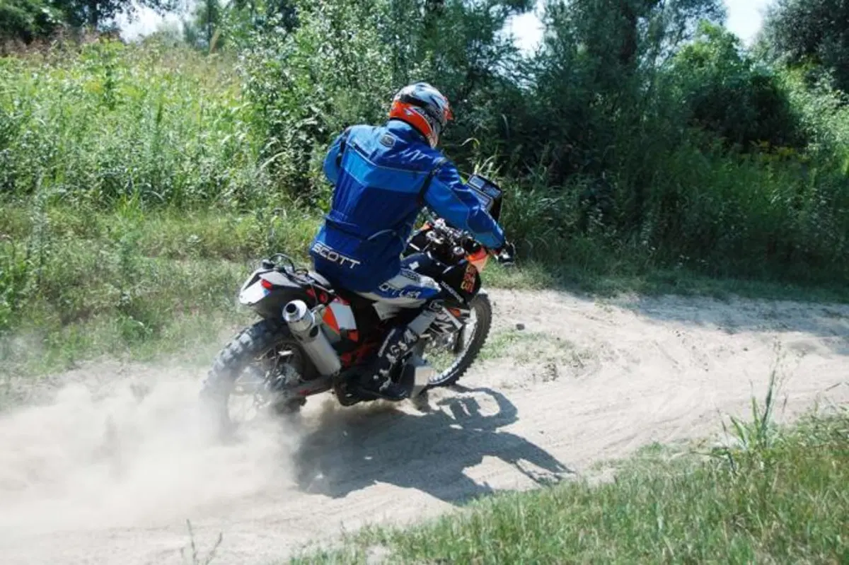 KTM 690 Enduro R, special da deserto (19)