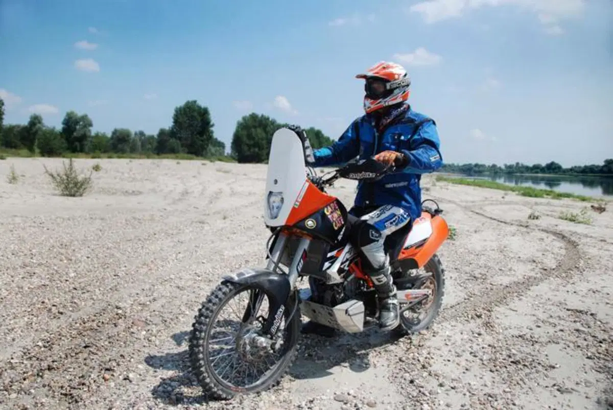 KTM 690 Enduro R, special da deserto (21)