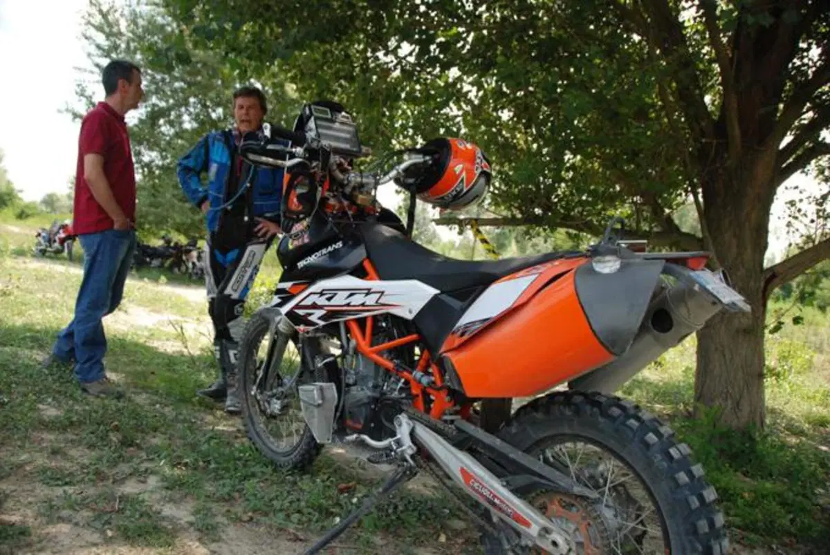KTM 690 Enduro R, special da deserto (24)