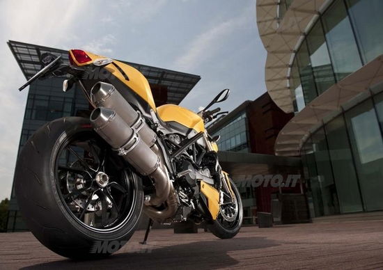 I Pirelli Diablo Rosso Corsa vestono la nuova Ducati Streetfighter 848