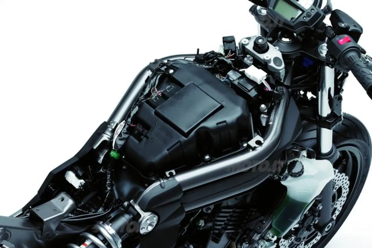 Nuove Kawasaki ER-6n e ER-6f 2012 (13)