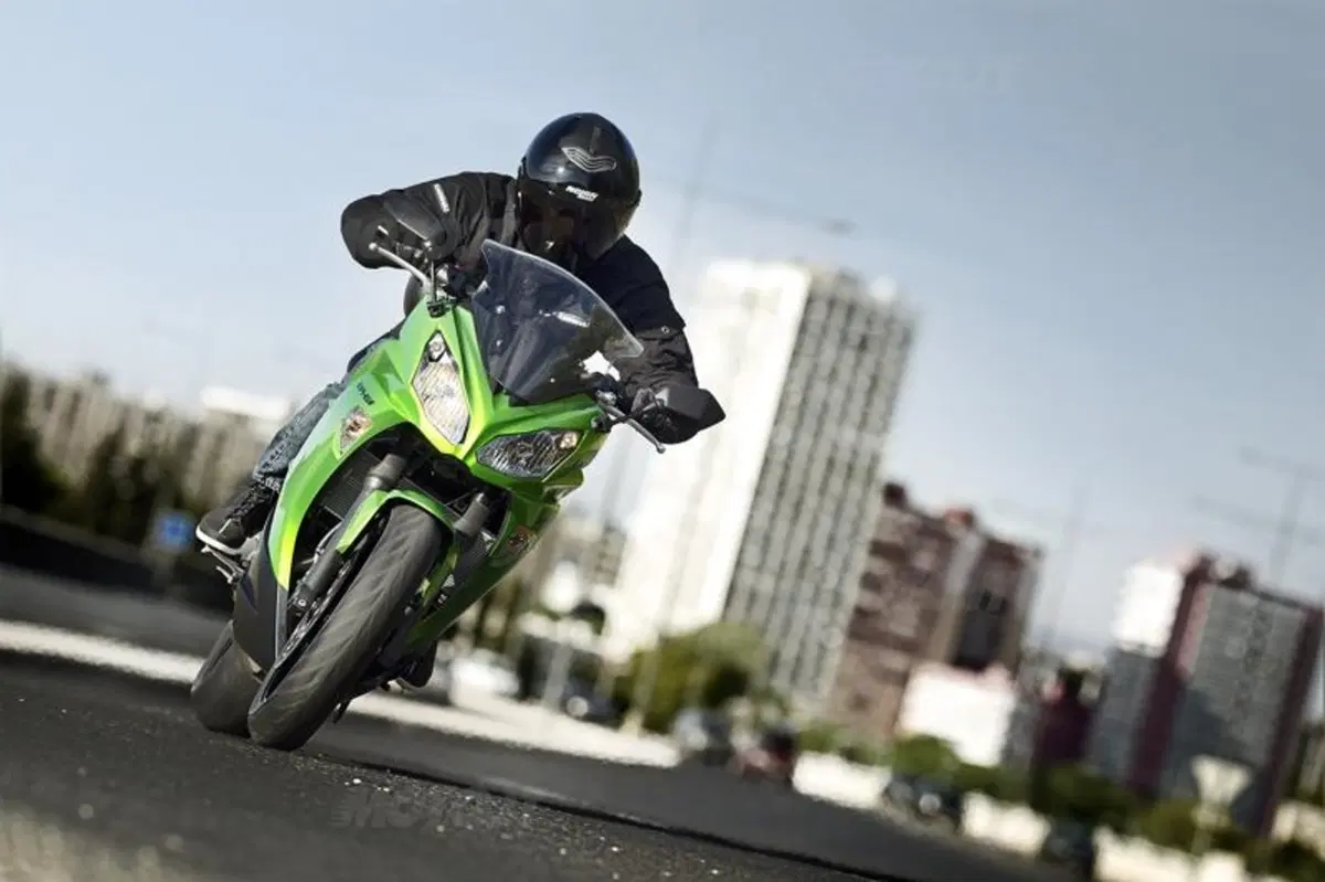 Nuove Kawasaki ER-6n e ER-6f 2012 (15)