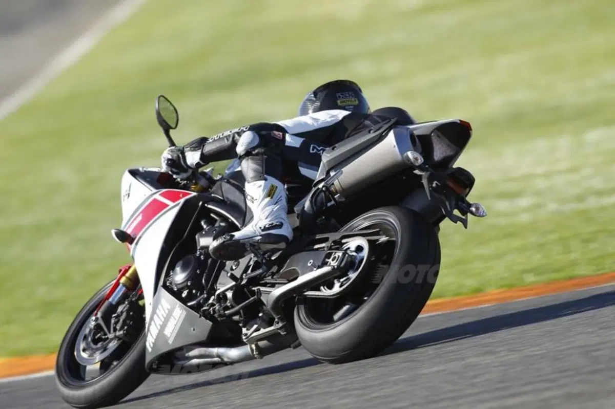 Yamaha YZF-R1 2012  (2)