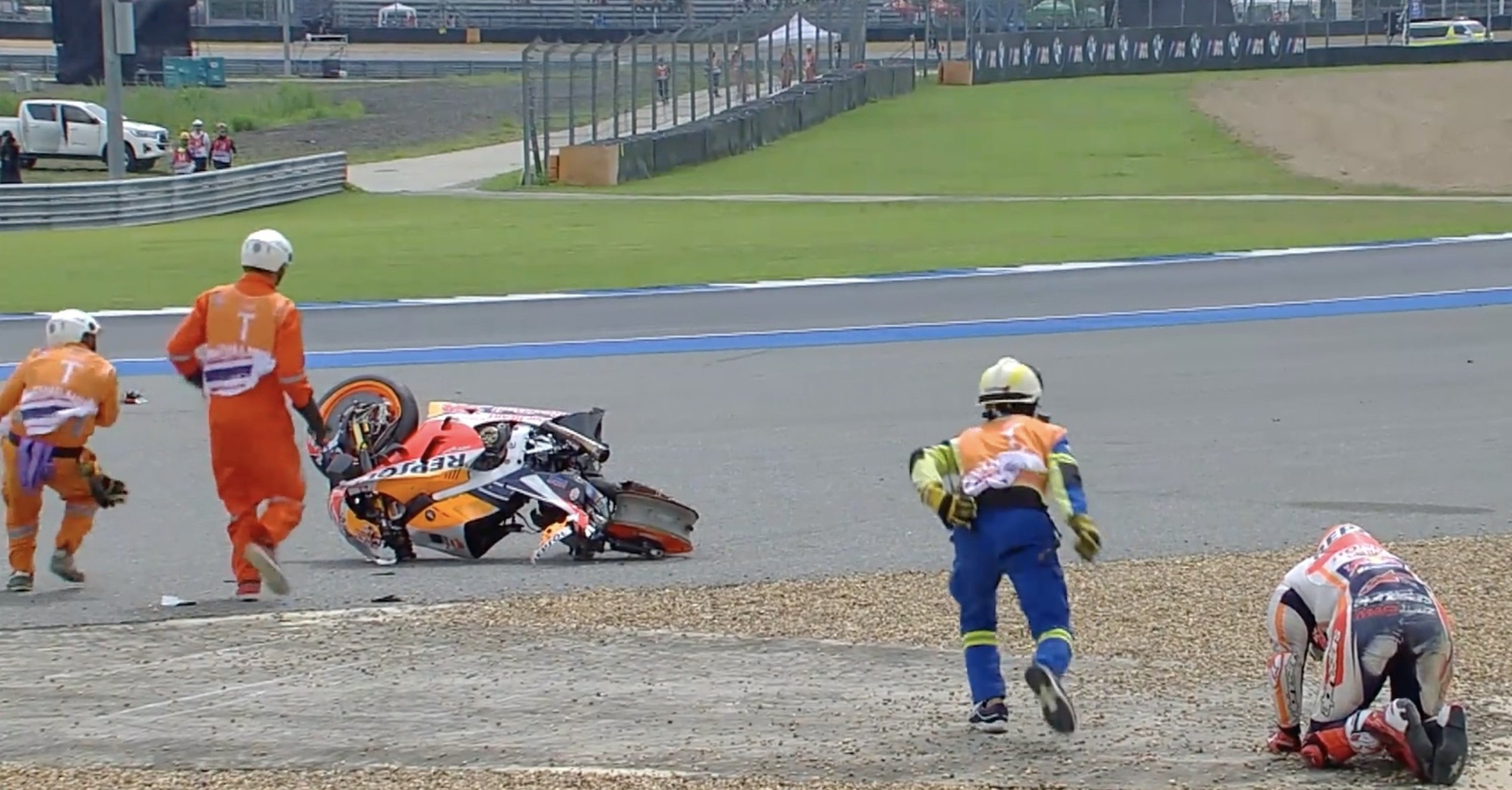MotoGP, Thailandia: caduta di Marquez, niente di rotto