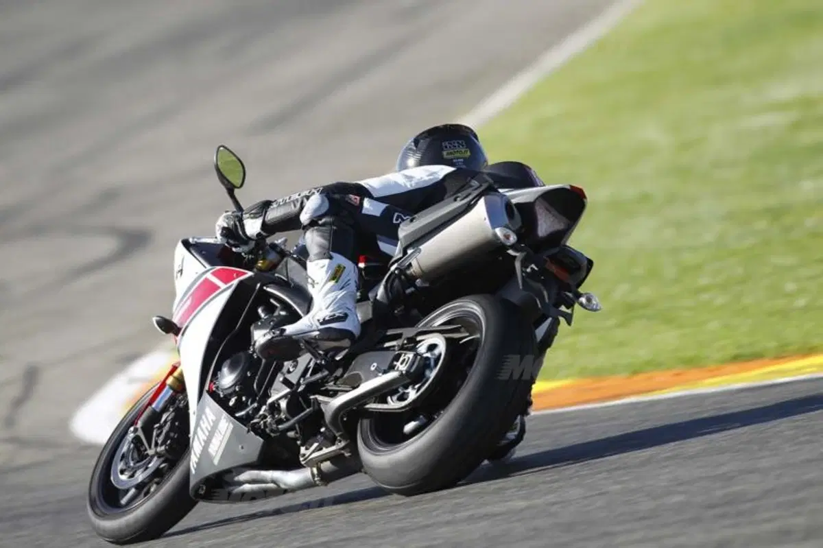 Yamaha YZF-R1 2012  (13)