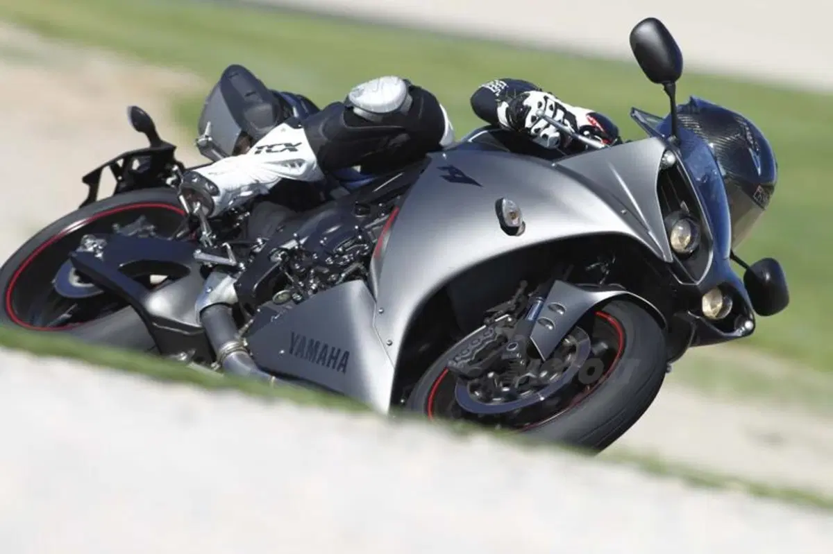Yamaha YZF-R1 2012  (15)