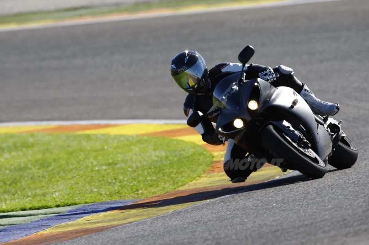 Yamaha YZF-R1 2012  (16)