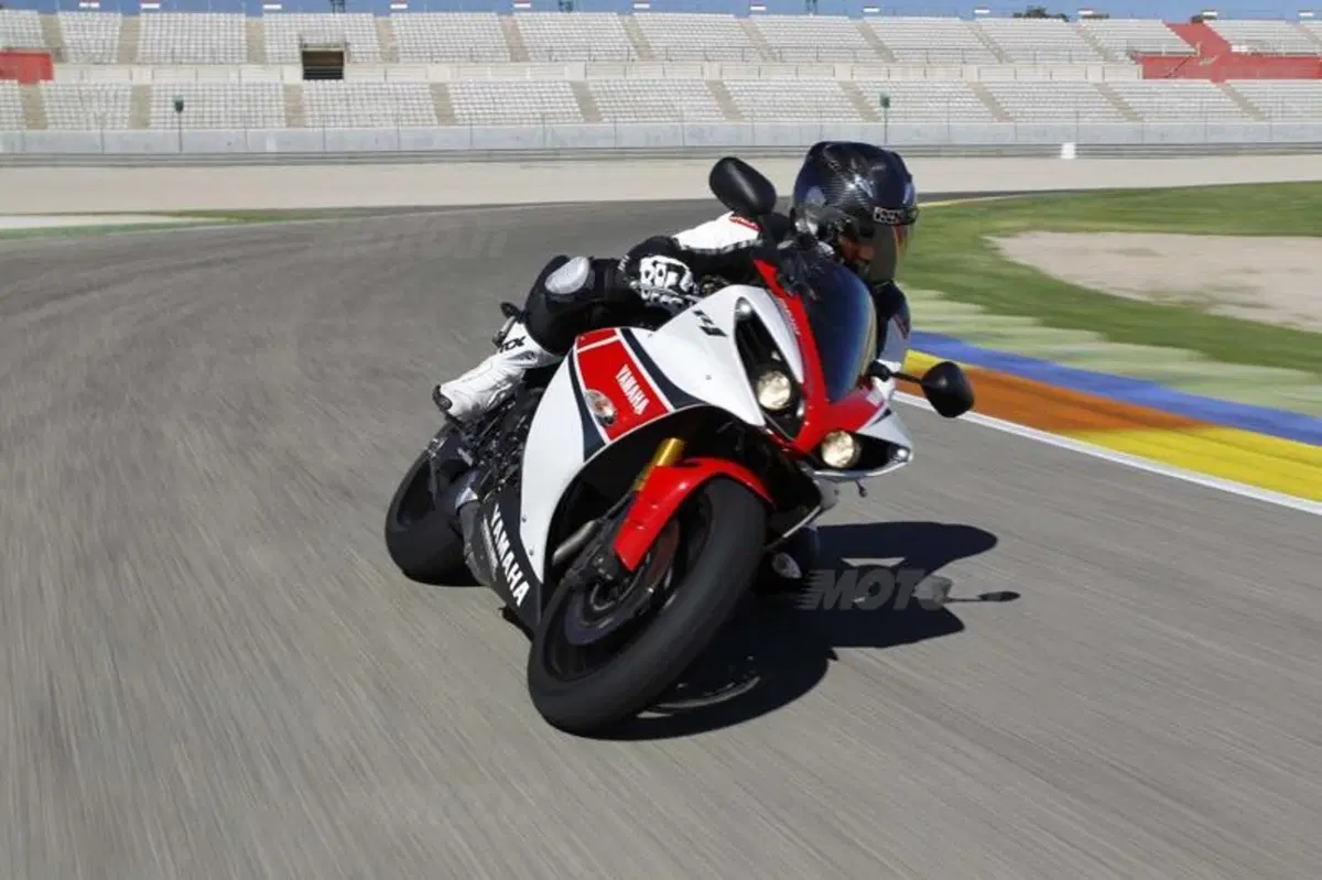 Yamaha YZF-R1 2012  (17)