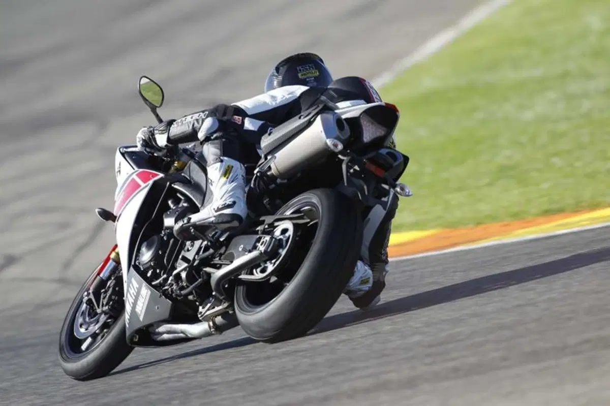 Yamaha YZF-R1 2012  (19)